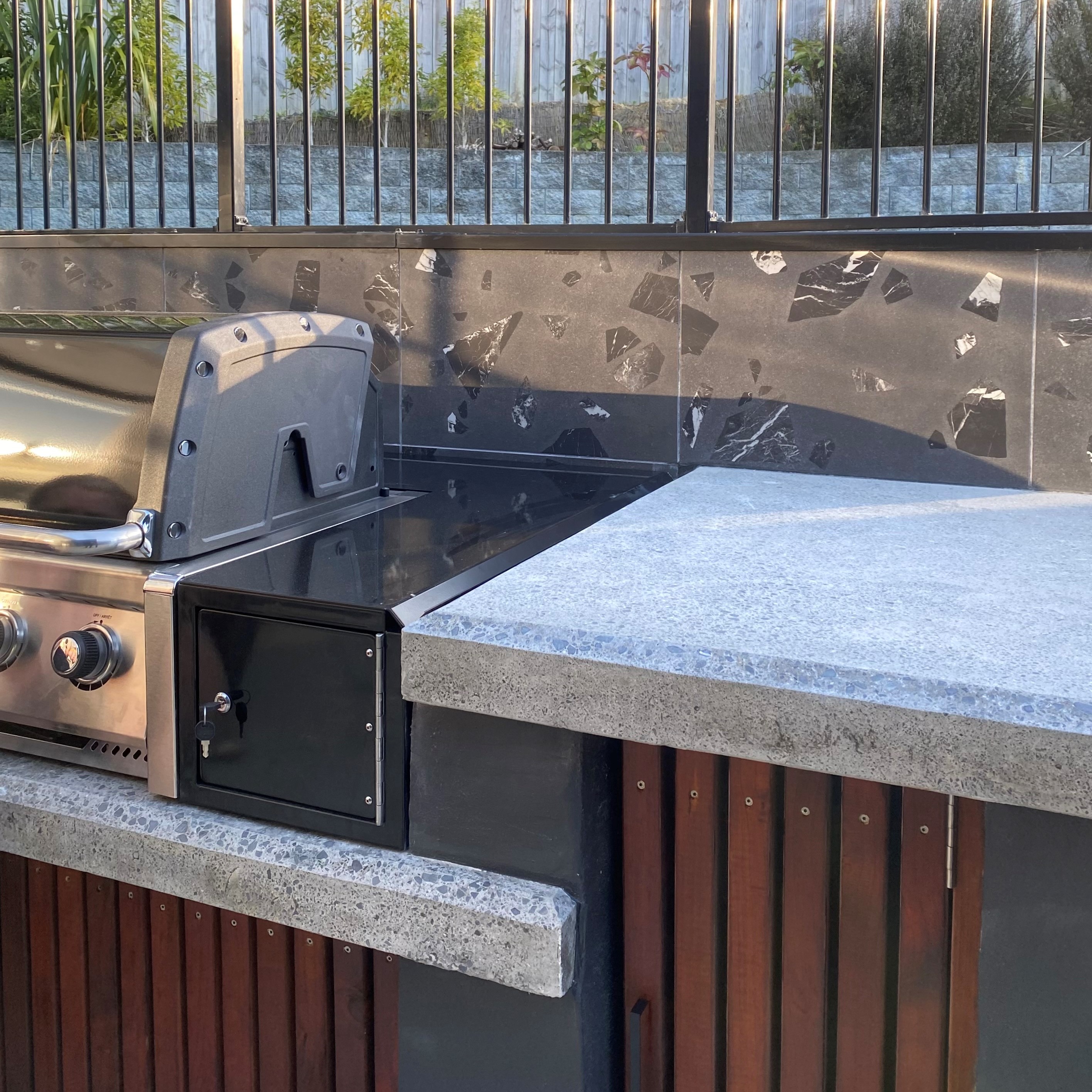 Wide shot of the built-in barbecue and pizza oven